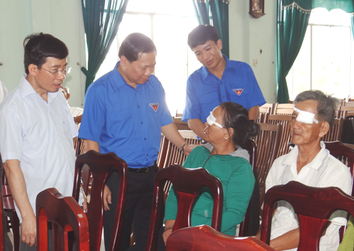 Đồng chí Nguyễn Phi Long – Bí thư BCH Trung ương Đoàn – Chủ tịch TW Hội LHTN Việt Nam thăm động viên các đối tượng chính sách được phẫu thuật mắt